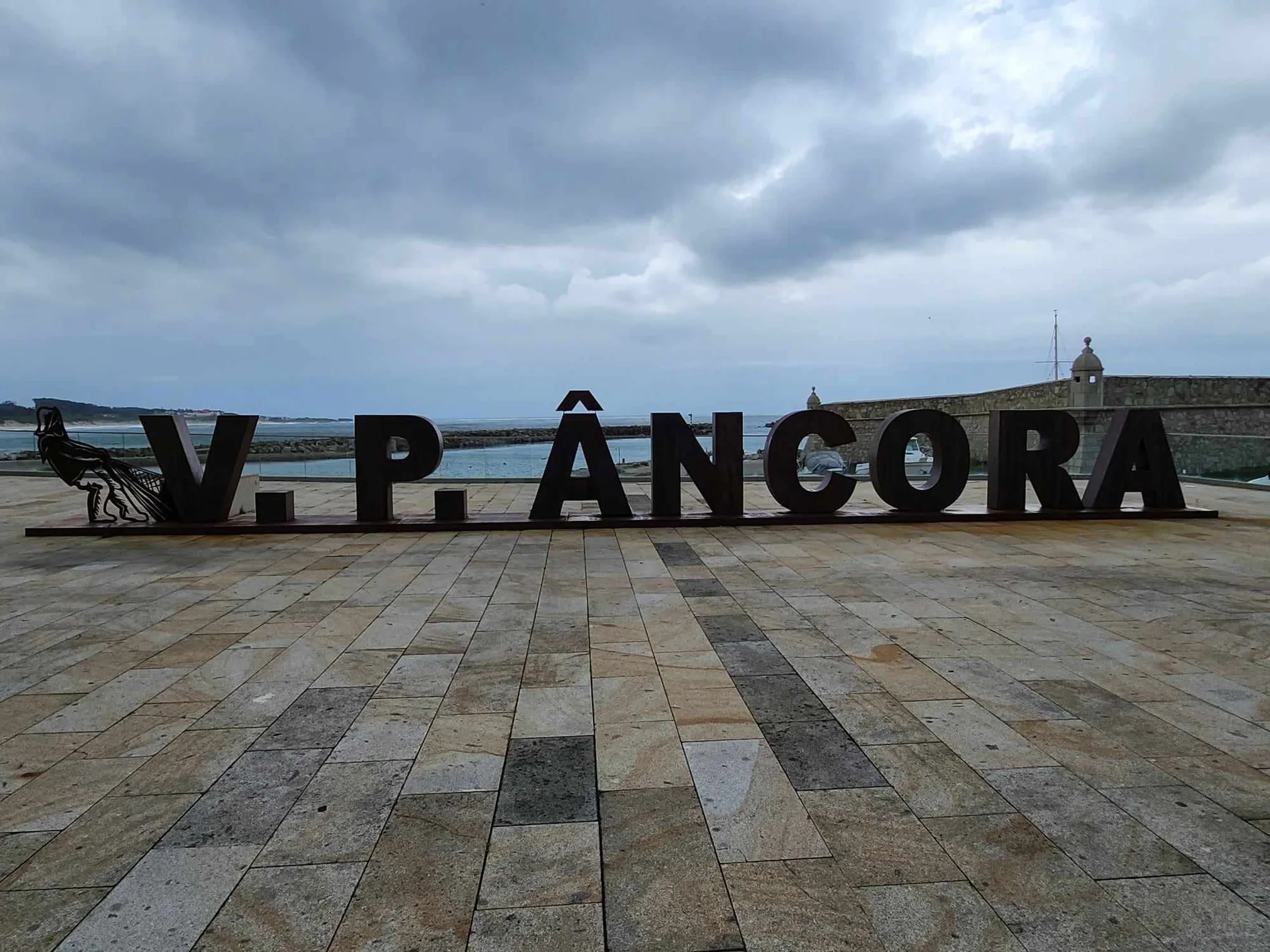 Vila Praia de Âncora felirat az Atlanti-óceán partján