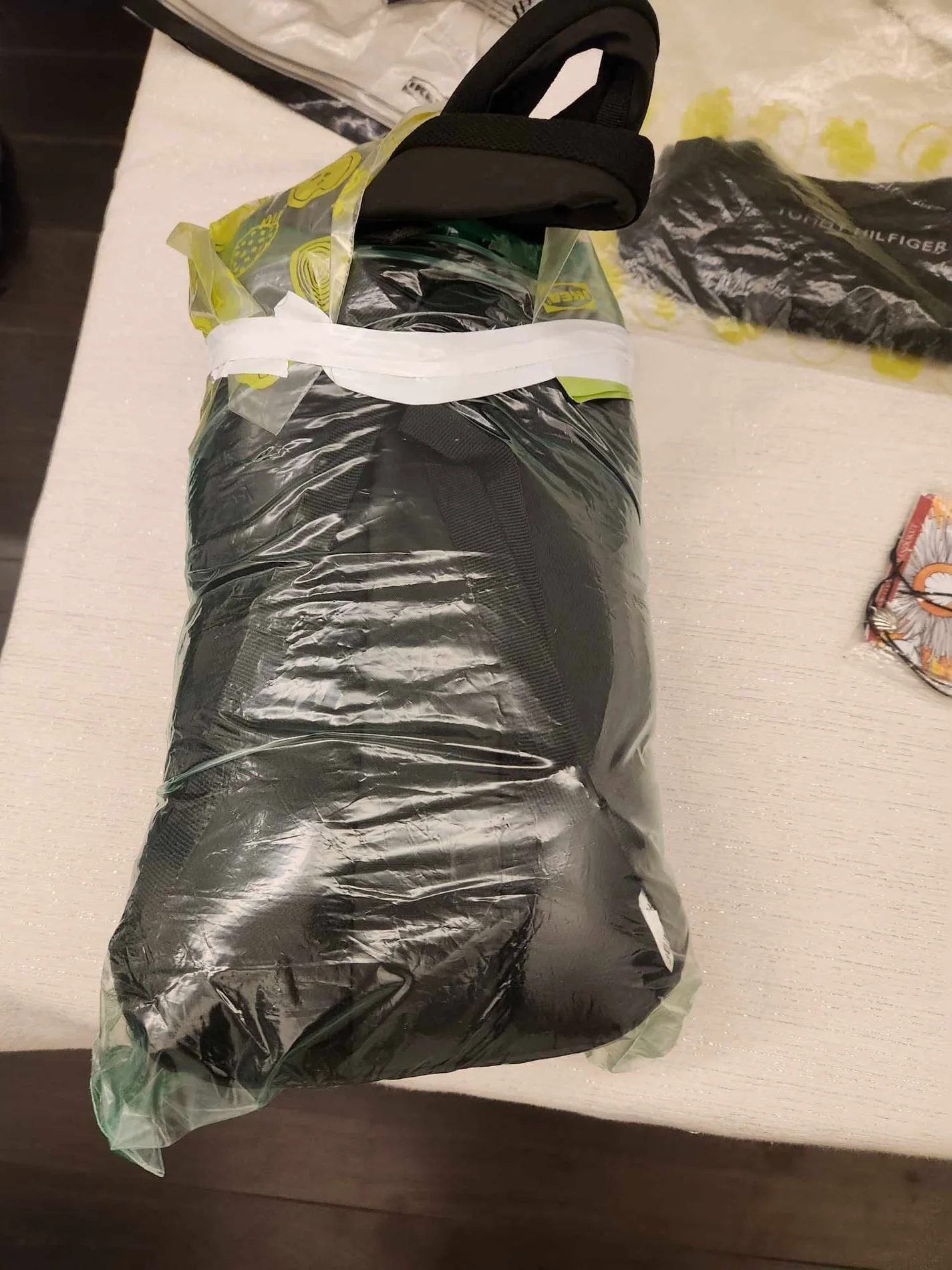 A kézitáska házilag vízhatlanítva műanyag fóliával
